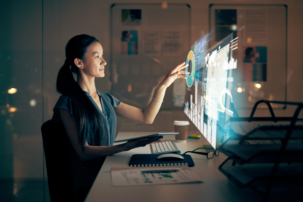 doctora utilizando el mejor software para consultas médicas en su ordenador