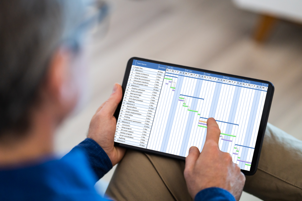 médico utilizando agenda médica en la tablet a través de un software en la nube