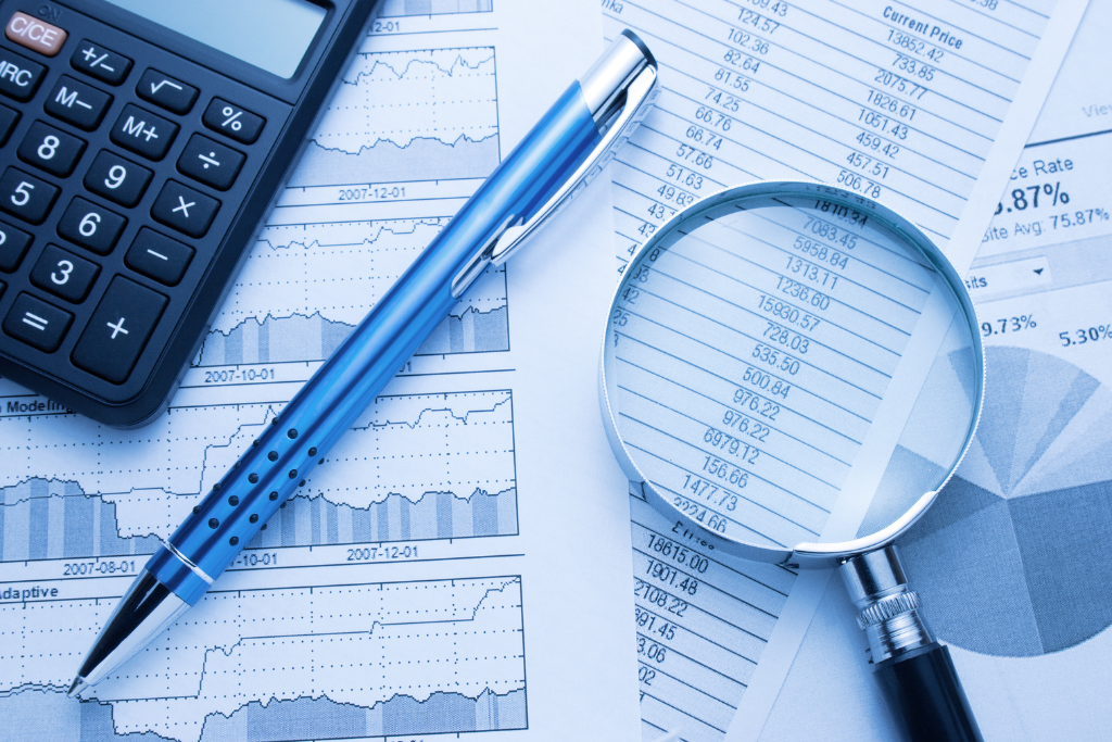 facturas y calculadora representando el software de facturación para médicos