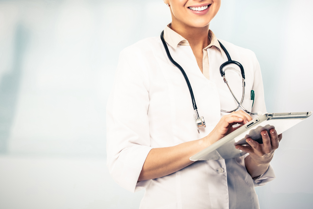 médico con una tablet que cuenta con un software para dermatólogos