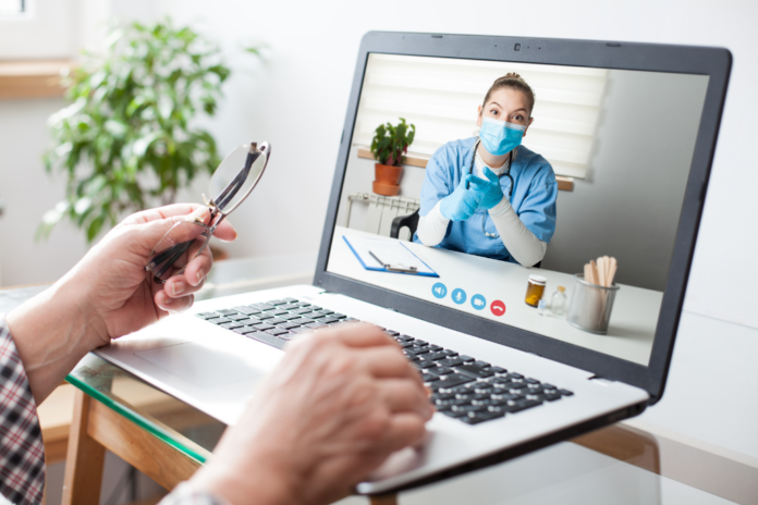 paciente y médico realizando una consulta virtual representando los software de telemedicina